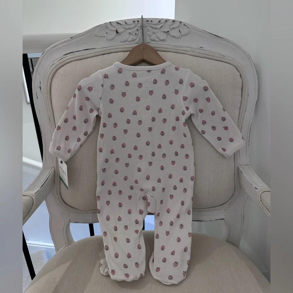 🤍 6 Mth Organic Ribbed Strawberry Print Baby Footie Onesie in Oat NWT - Picture 3 of 10